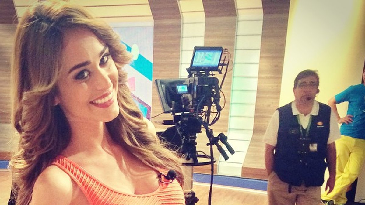 Yanet Garcia är väderpresentatör på en mexikansk tv-kanal. 